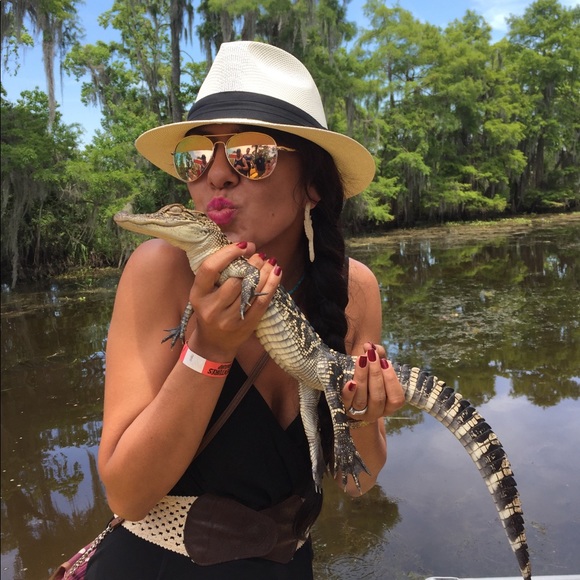 Meet your Posher 💋 - Picture 2 of 8